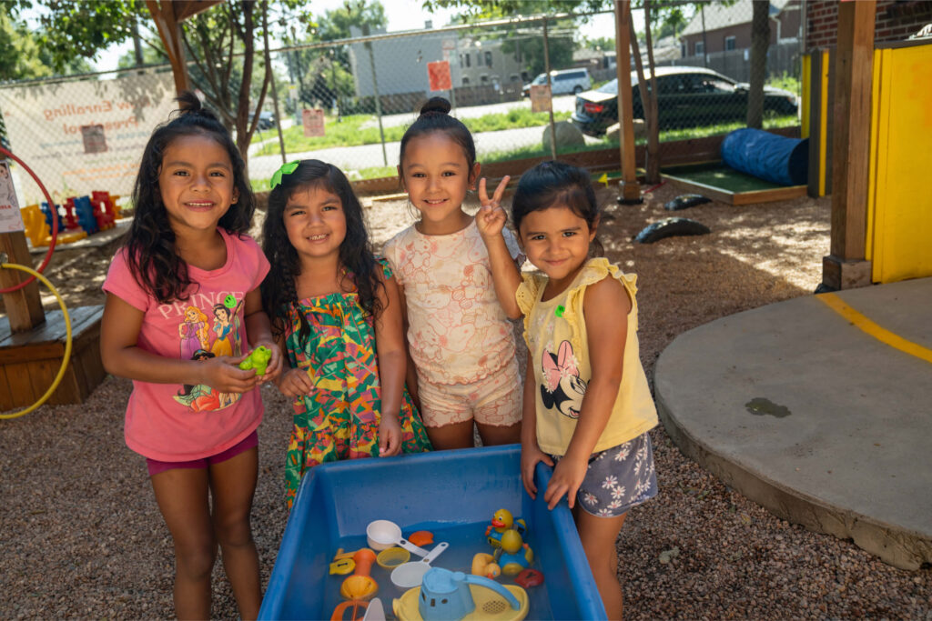 Quatro meninas latinas em idade pré-escolar