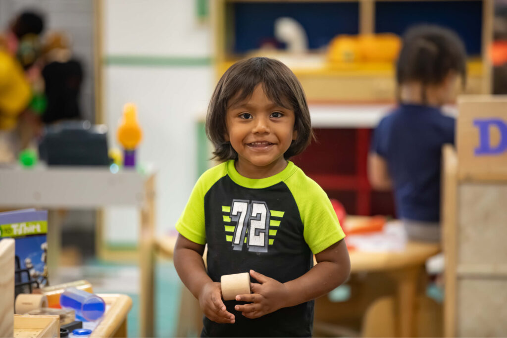 Latino-Junge im Vorschulalter im Klassenzimmer