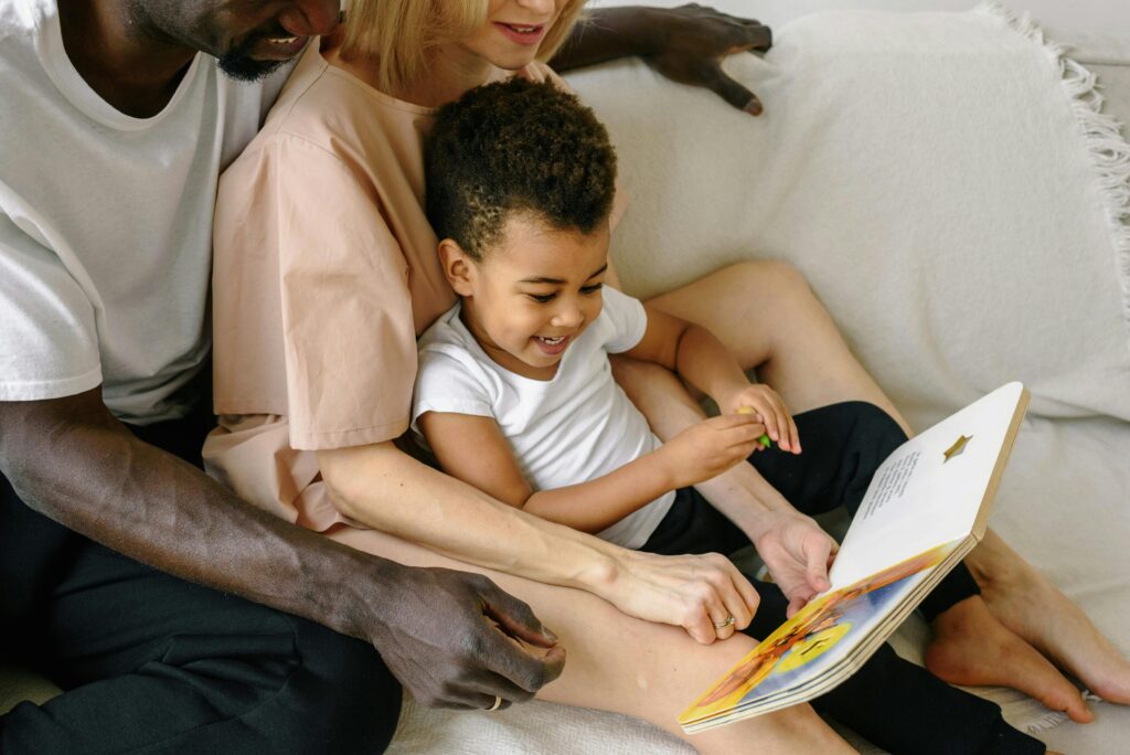 Familia diversa leyendo juntos