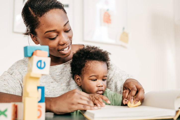 Une femme aide un petit garçon à apprendre