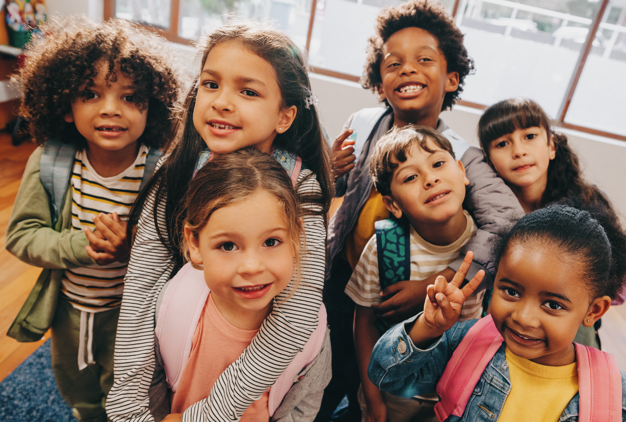 Fotografías selfie de clases de preescolar con niños de diversos orígenes