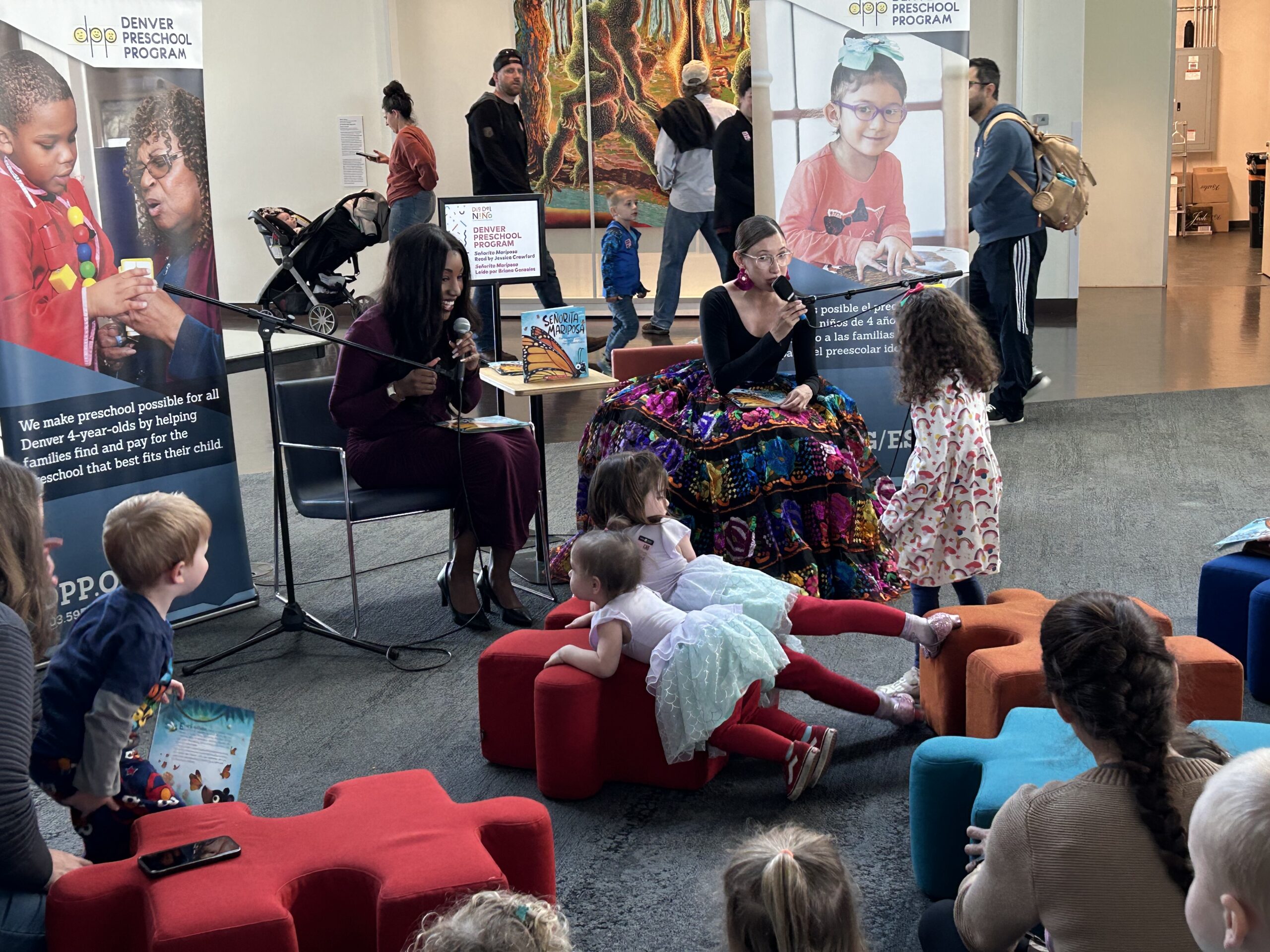 Zwei Frauen lesen anlässlich der 22. jährlichen Día del Niño-Feier (Tag des Kindes) im Denver Art Museum (DAM) im Jahr 2024 ein Buch.