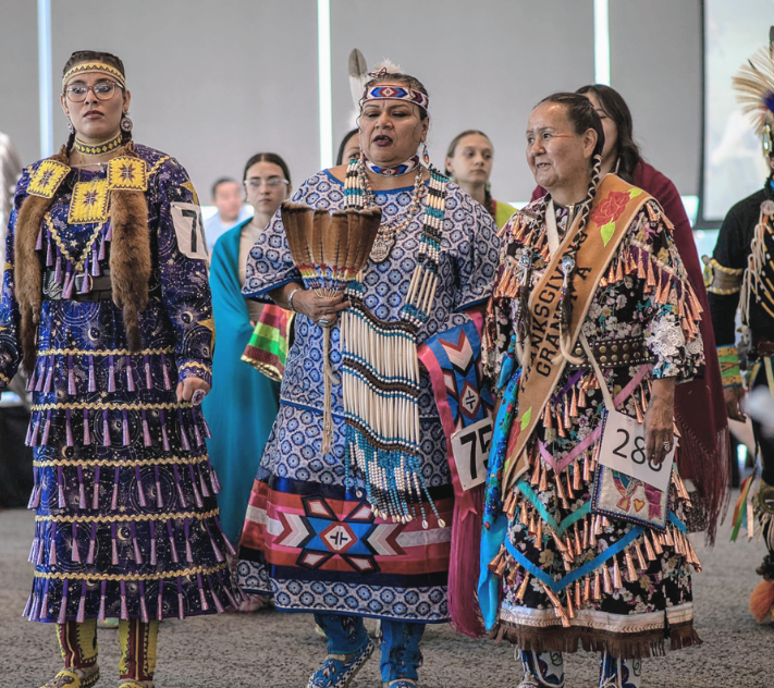 Mulheres nativas americanas dançando em um powwow