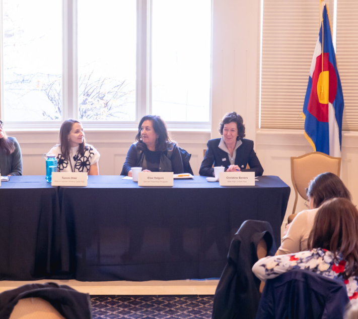 Mujeres sentadas detrás de una mesa